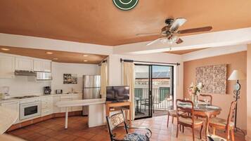 Condo, varias camas, balcón, vista al océano (One Beach Street 307 B) | Interior
