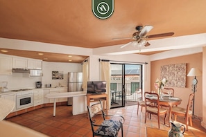 Condo, varias camas, balcón, vista al océano (One Beach Street 307 B) | Interior
