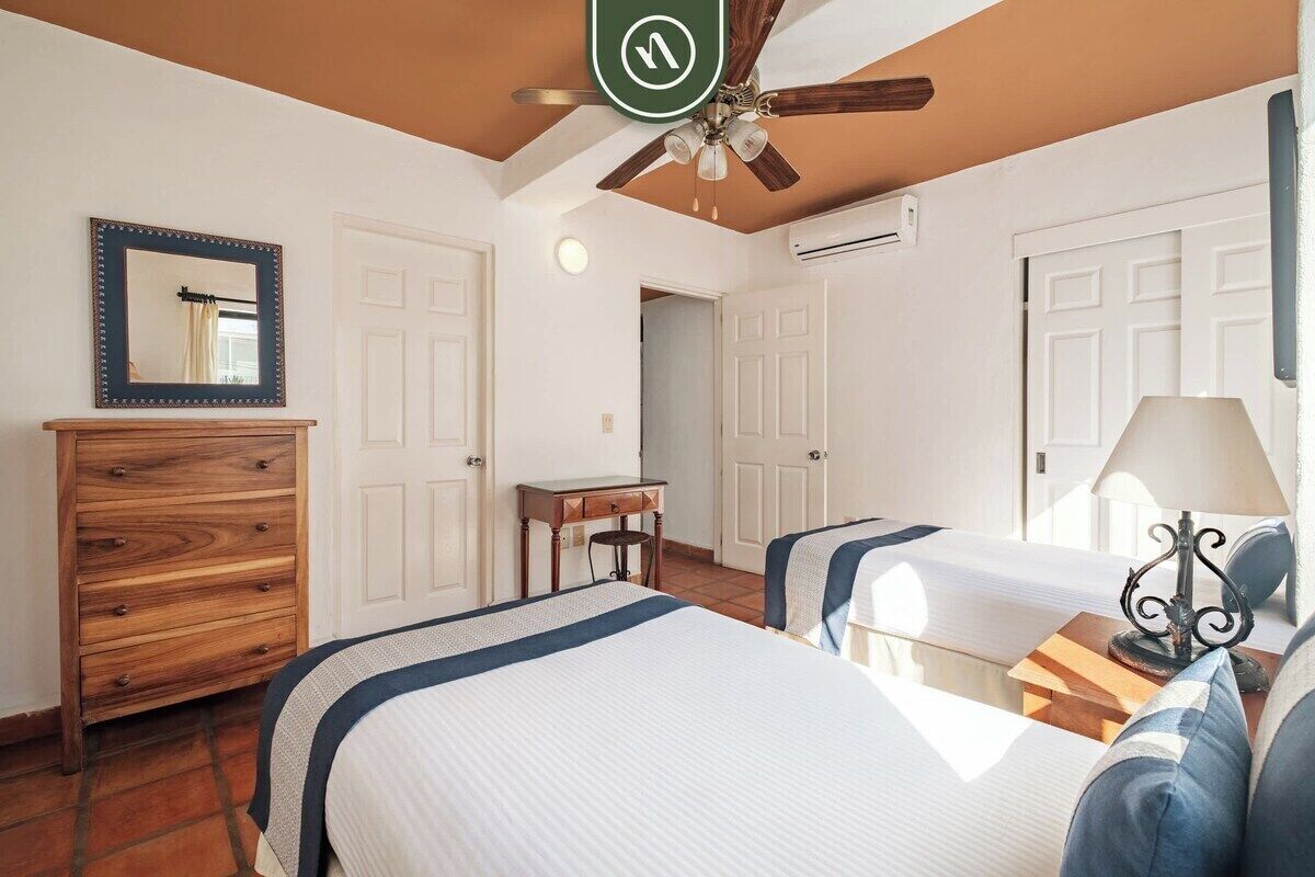 Condo, varias camas, balcón, vista al océano (One Beach Street 307 B)