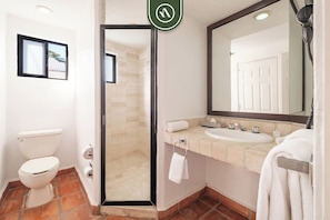 Condo, varias camas, balcón, vista al océano (One Beach Street 307 B) | Baño | Toallas 