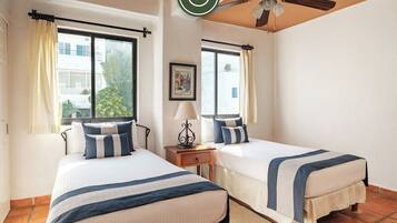 Condo, varias camas, balcón, vista al océano (One Beach Street 307 B) | 2 habitaciones, decoración personalizada y muebles diferentes