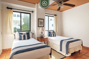 Condo, varias camas, balcón, vista al océano (One Beach Street 307 B) | 2 habitaciones, decoración personalizada y muebles diferentes 