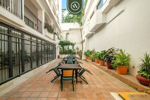 Condo, nhiều giường, ban công, quang cảnh biển (One Beach Street 307 B) | Khu ẩm thực ngoài trời