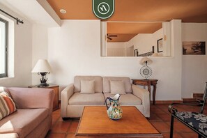 Condo, varias camas, balcón, vista al océano (One Beach Street 307 B) | Área de sala de estar