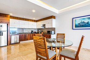 Condo, 1 cama King size, acceso a la alberca, vista al océano (Blue Horizon 204 at Residences) | Cocina privada