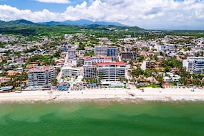 Beach nearby - Modern Waterfront Condo With Shared Pool, Balcony, and Washer/dryer (Bucerías)