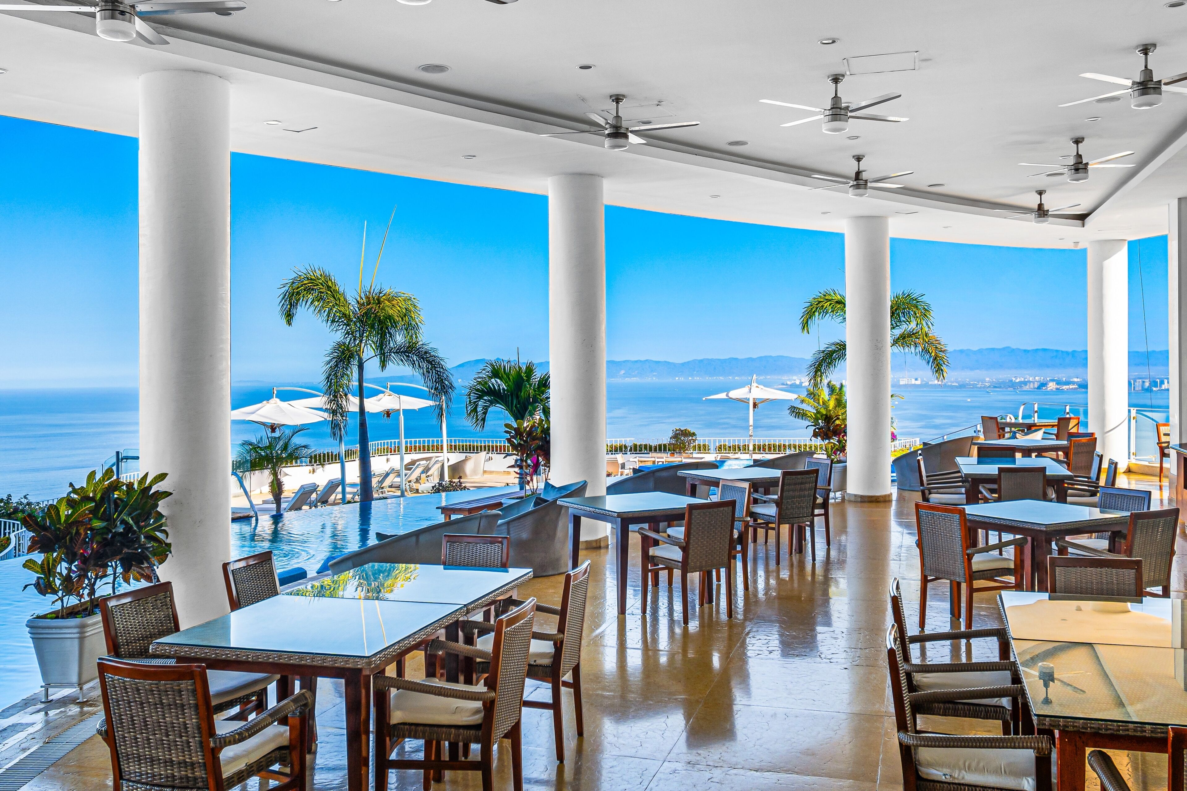 Departamento, varias camas, acceso a la alberca, vista al océano (Grand Miramar B108) | Restaurante al aire libre