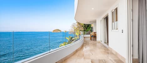 Condo, várias camas, banheira de imersão, vista para o oceano (Blue Horizon 301 at Residences) | Vista do quarto