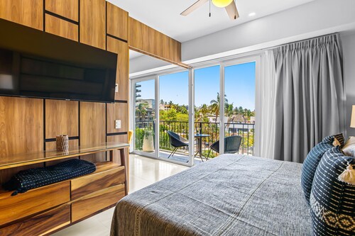 Bright Coastal Condo With Pool Access, Private Balcony & Fast Wi-fi