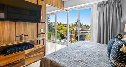 Bright Coastal Condo With Pool Access, Private Balcony & Fast Wi-fi