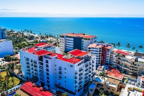 Aerial view - Bright Coastal Condo With Pool Access, Private Balcony & Fast Wi-fi (Bucerías)