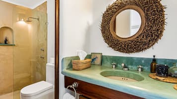 Villa, varias camas, acceso a la alberca, vista al océano (Casa Media Luna) | Baño | Toallas