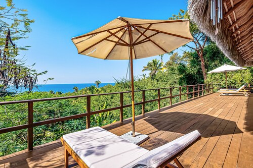 Tranquil Retreat With Pool, Views of the Ocean, Close to Beach