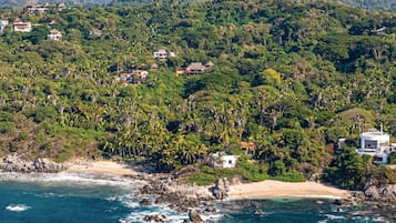 Pantai di sekitar