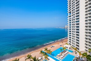 Beach nearby - Luxury Apartment With Infinity Pool, Ocean Views, Balcony & Easy Downtown Access (Puerto Vallarta)