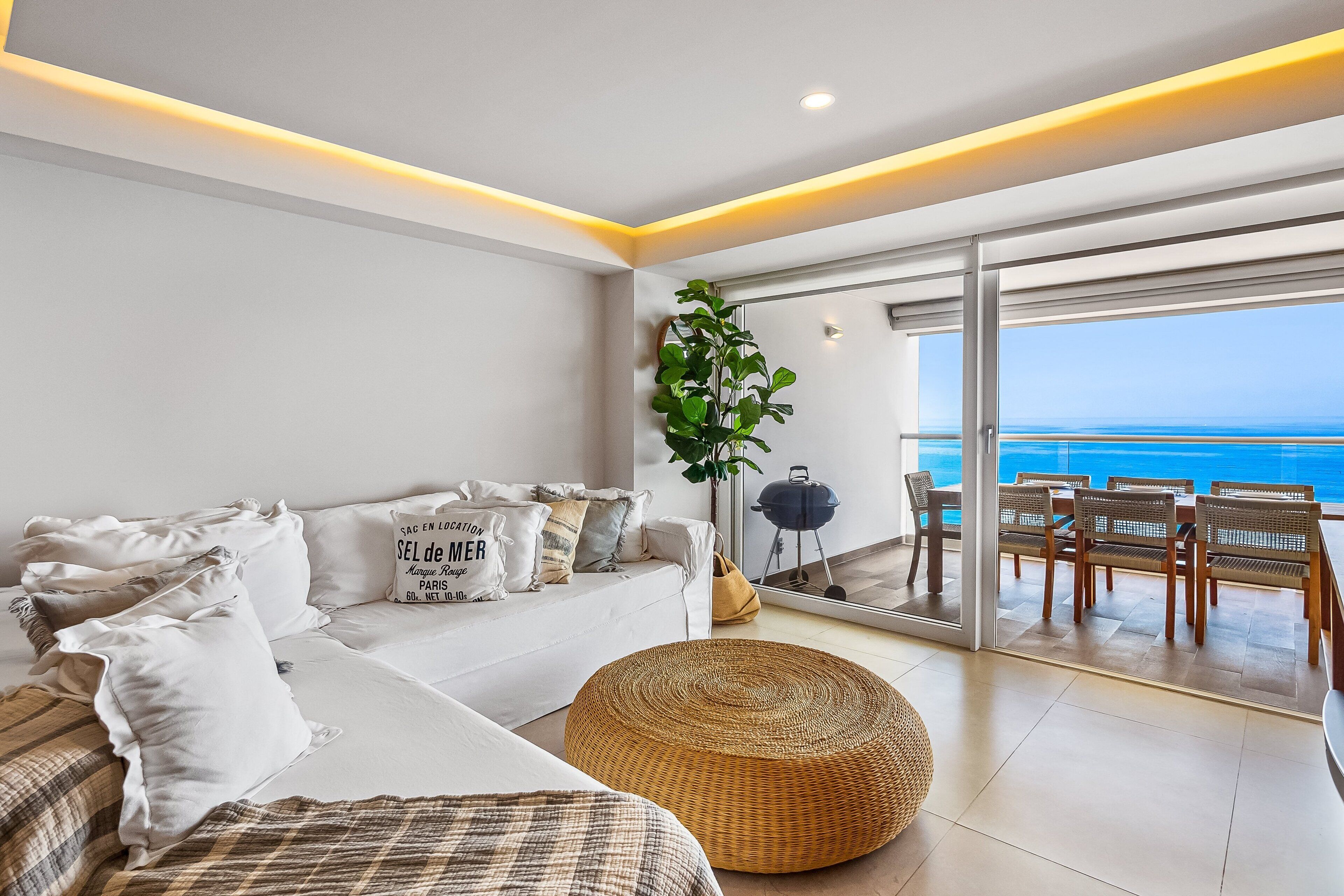 Departamento, varias camas, balcón, vista al océano (Vista del Mar at Harbor 171 Torre Sur) | Área de sala de estar