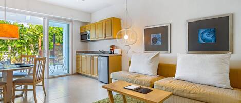 Suite estudio, 1 cama King size, acceso a la alberca (Condominios Taheima # 2110A) | Área de sala de estar
