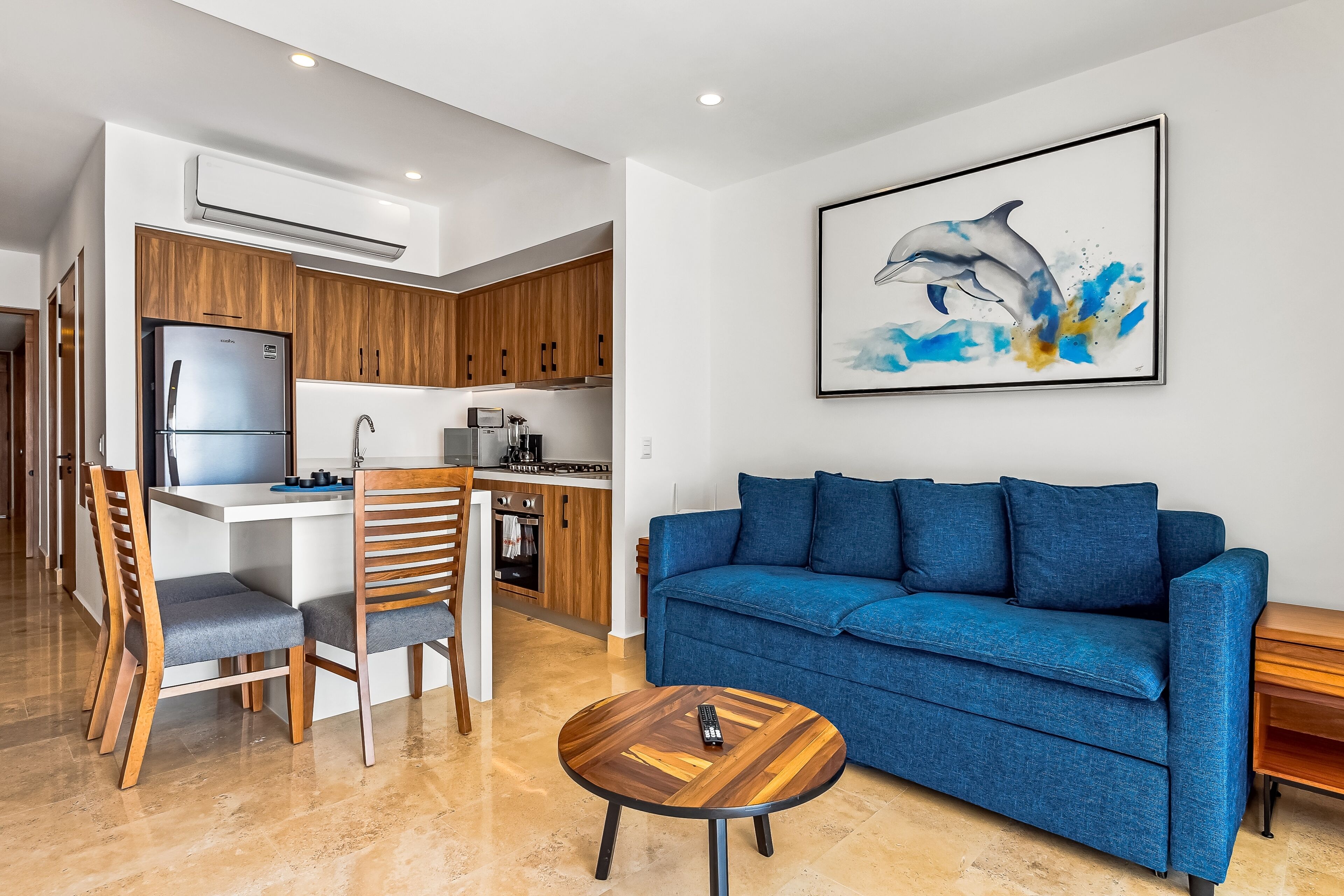 Condo, 1 cama King size y sofá cama, balcón, vista al océano (Sapphire Shores at Harbor Torre Norte) | Área de sala de estar