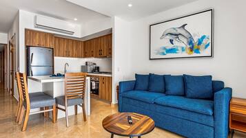 Condo, 1 cama King size y sofá cama, balcón, vista al océano (Sapphire Shores at Harbor Torre Norte) | Área de sala de estar