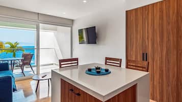 Condo, 1 cama King size y sofá cama, balcón, vista al océano (Sapphire Shores at Harbor Torre Norte) | 1 habitación, decoración personalizada y muebles diferentes