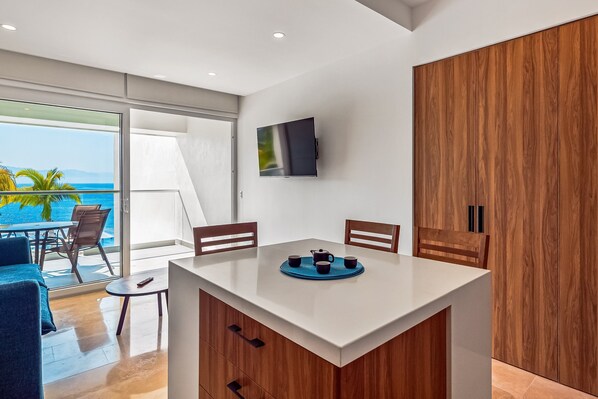 Condo, 1 cama King size y sofá cama, balcón, vista al océano (Sapphire Shores at Harbor Torre Norte) | 1 habitación, decoración personalizada y muebles diferentes 