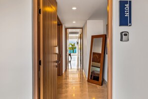 Condo, 1 cama King size y sofá cama, balcón, vista al océano (Sapphire Shores at Harbor Torre Norte) | Interior
