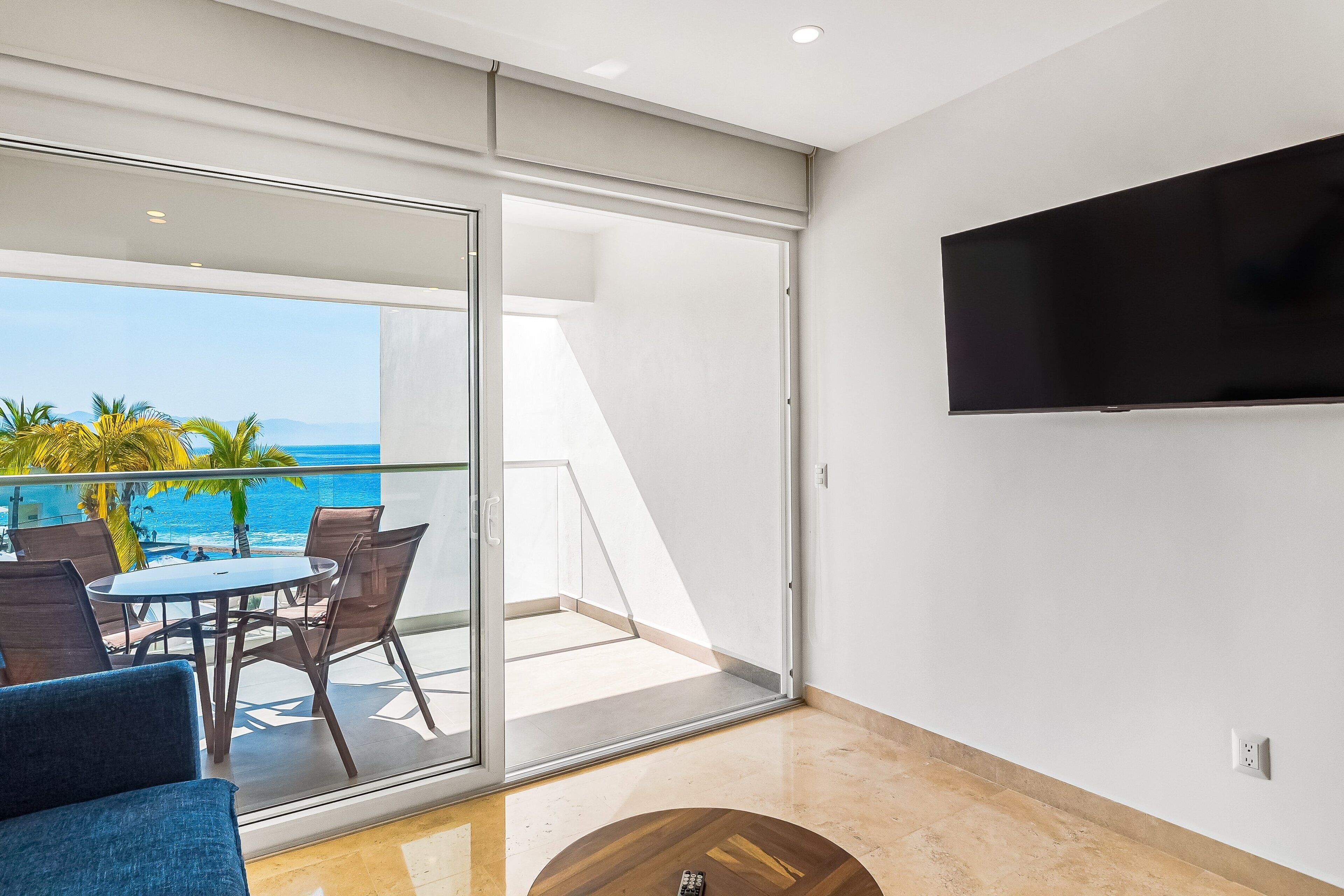 Condo, 1 cama King size y sofá cama, balcón, vista al océano (Sapphire Shores at Harbor Torre Norte) | Interior