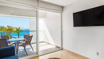 Condo, 1 cama King size y sofá cama, balcón, vista al océano (Sapphire Shores at Harbor Torre Norte) | Interior