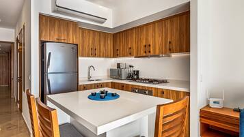 Condo, 1 cama King size y sofá cama, balcón, vista al océano (Sapphire Shores at Harbor Torre Norte) | Cocina privada