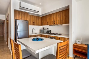 Condo, 1 cama King size y sofá cama, balcón, vista al océano (Sapphire Shores at Harbor Torre Norte) | Cocina privada