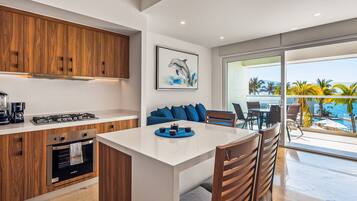 Condo, 1 cama King size y sofá cama, balcón, vista al océano (Sapphire Shores at Harbor Torre Norte) | Interior