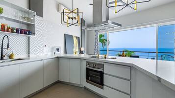 Casa, varias camas, balcón, vista al océano (Penthouse Gardenias) | Cocina privada