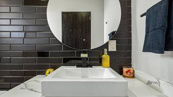 Casa, varias camas, balcón, vista al océano (Penthouse Gardenias) | Baño | Toallas