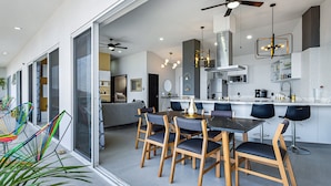 Rumah, Beberapa Tempat Tidur, balkon, pemandangan samudra (Penthouse Gardenias) | 3 kamar tidur dan didekorasi berbeda-beda