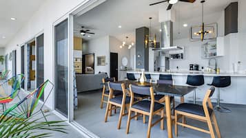 Casa, varias camas, balcón, vista al océano (Penthouse Gardenias) | 3 habitaciones, decoración personalizada y muebles diferentes