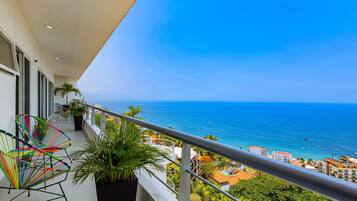 Casa, varias camas, balcón, vista al océano (Penthouse Gardenias) | Vista desde la habitación