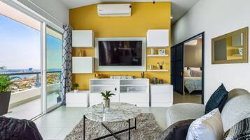Casa, varias camas, balcón, vista al océano (Penthouse Gardenias) | 3 habitaciones, decoración personalizada y muebles diferentes