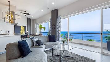 Casa, varias camas, balcón, vista al océano (Penthouse Gardenias) | Área de sala de estar