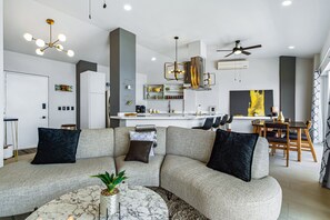 Casa, varias camas, balcón, vista al océano (Penthouse Gardenias) | Área de sala de estar