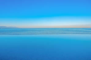 Ein freier Blick auf ein ruhiges Meer mit einer fernen Küstenlinie.