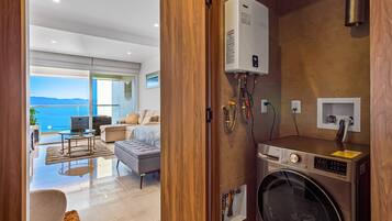 Suite estudio, 1 cama King size y sofá cama, acceso a la alberca (Harbor 171 Torre Norte 2408) | Interior