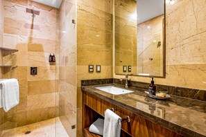 Condo, nhiều giường, có thể sử dụng hồ bơi, quang cảnh biển (Blue Horizon 102 at Residences) | Phòng tắm | Khăn tắm 
