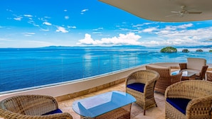 Condo, nhiều giường, có thể sử dụng hồ bơi, quang cảnh biển (Blue Horizon 102 at Residences) | Hiên