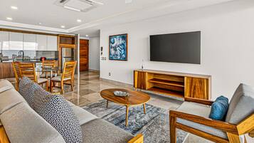 Condo, varias camas, acceso a la alberca, vista al océano (Blue Horizon 1102 at Residences) | Área de sala de estar