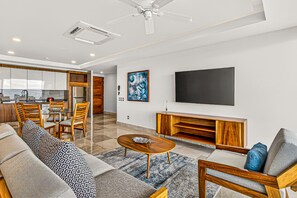 Condo, varias camas, acceso a la alberca, vista al océano (Blue Horizon 1102 at Residences) | Área de sala de estar