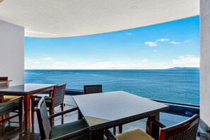 Apartamento, varias camas, acceso a la piscina, vistas al mar (Blue Horizon 1102 at Residences) | Restaurante al aire libre