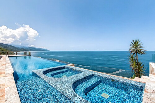 Modern Condo With Ocean Views, Rooftop Infinity Pool & Central AC