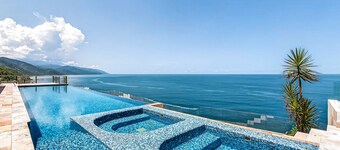 Modern Condo With Ocean Views, Rooftop Infinity Pool & Central AC