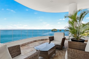 Condo, varias camas, acceso a la alberca, vista al océano (Blue Horizon 1102 at Residences) | Terraza o patio