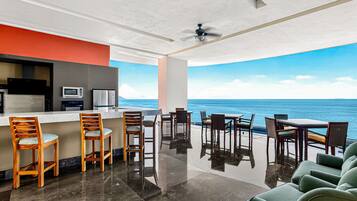 Condo, varias camas, acceso a la alberca, vista al océano (Blue Horizon 1102 at Residences) | Restaurante al aire libre